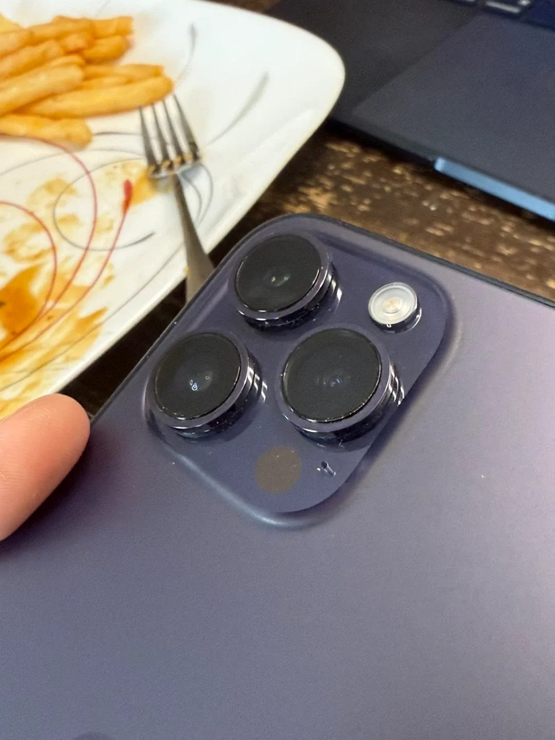 Cracked iPhone 14 Pro - Purple image indicator(6)