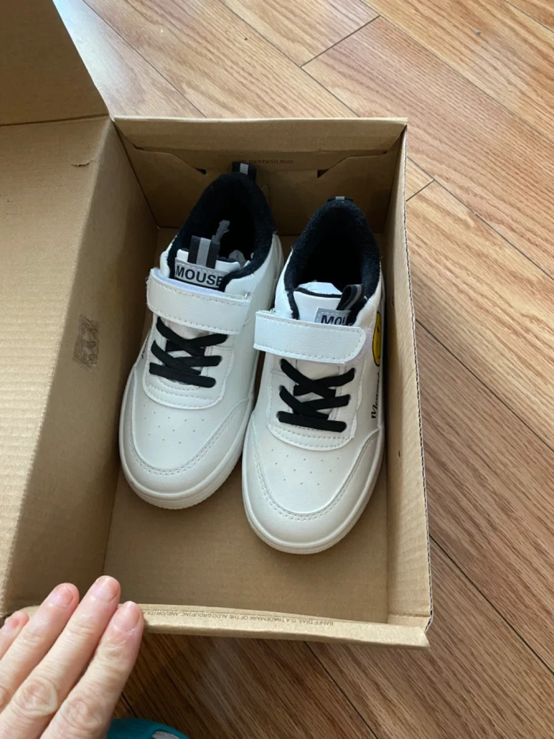 Brand New Kids Warm Shoes Furry Inside White Sneakers - Size 11 image indicator(4)