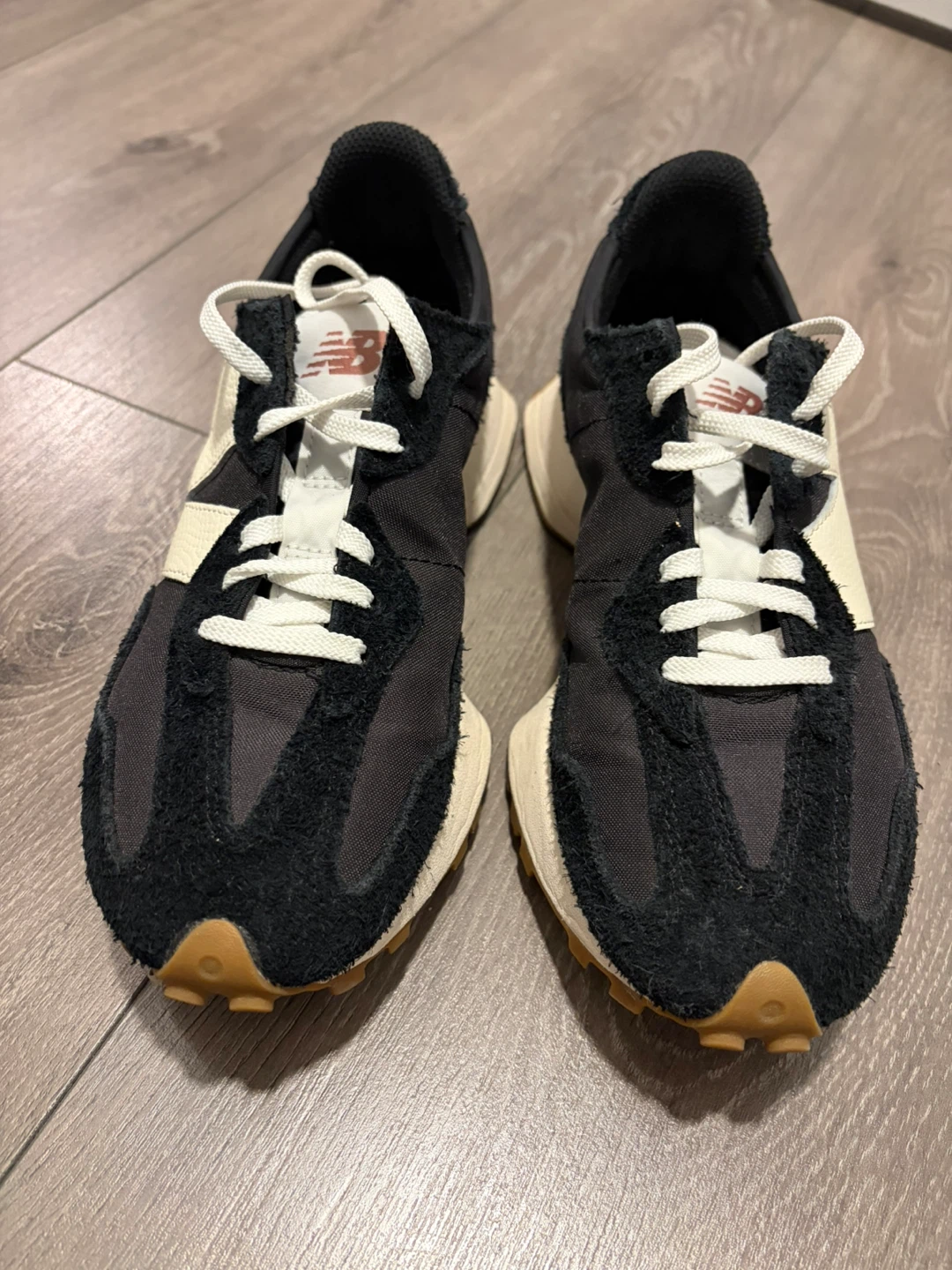 New Balance 327 Black/White, Women's Size 7
