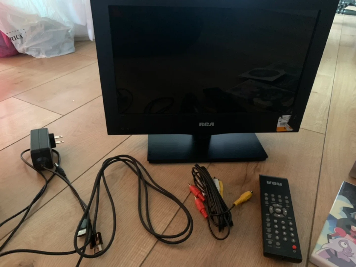 Speakers, Small monitor, DVD’s and its player image indicator(3)