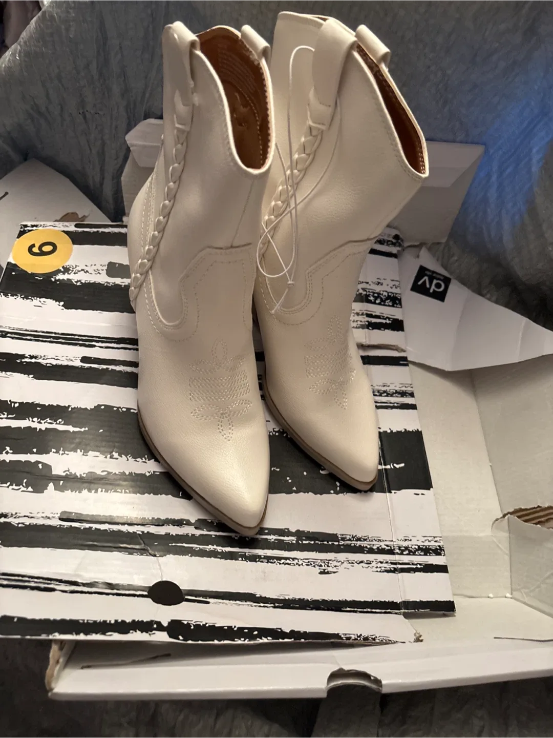 Ladies Dolce Vita White Leather Western Booties - Size 9