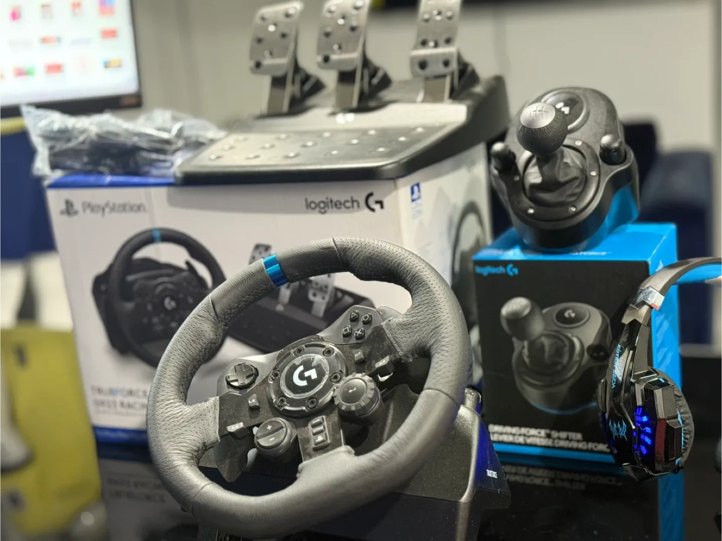 Logitech G923 Racing Wheel, Pedals & Driving Force Shifter