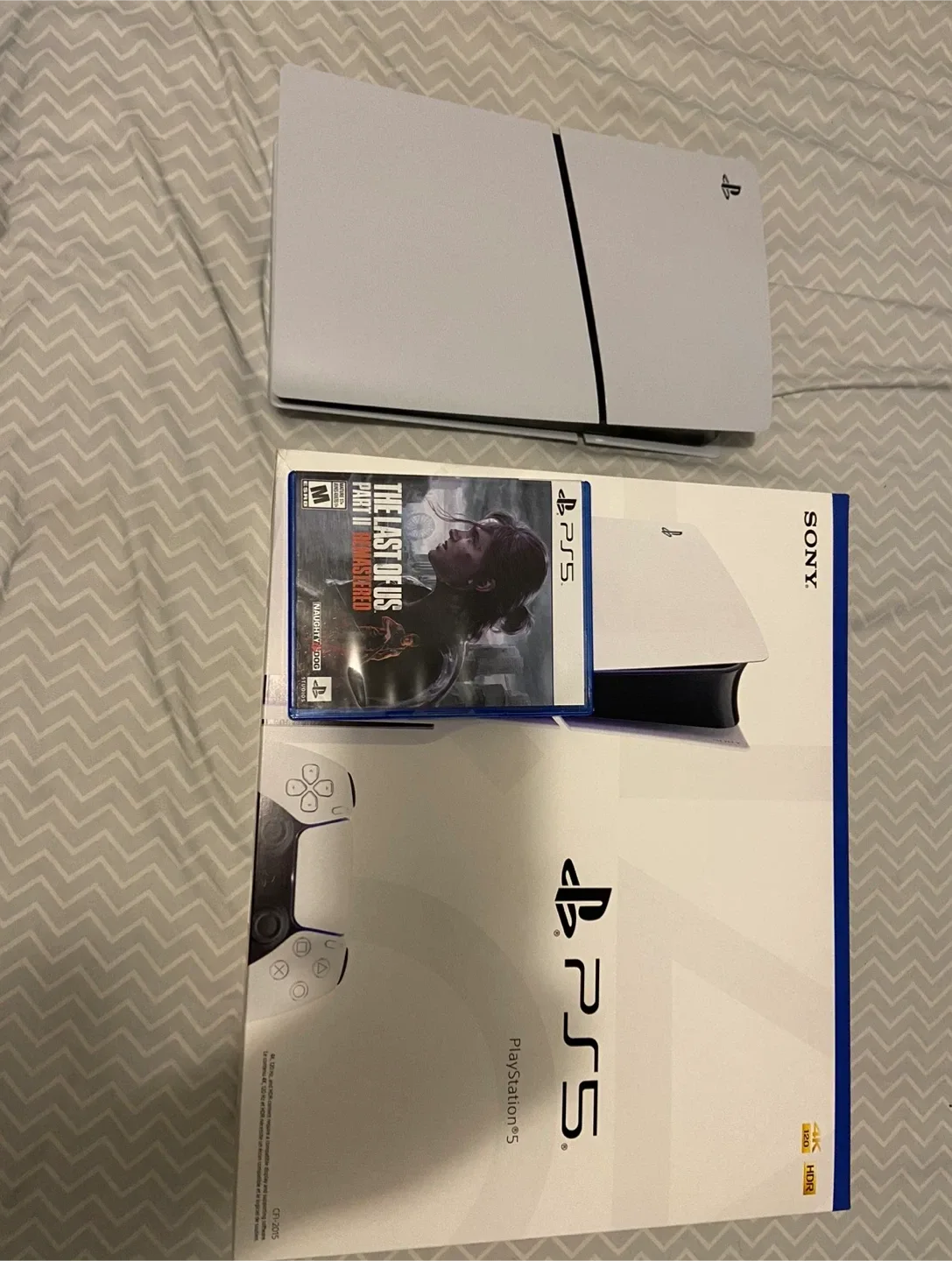 PlayStation 5 Console with The Last of Us Part I image indicator(3)