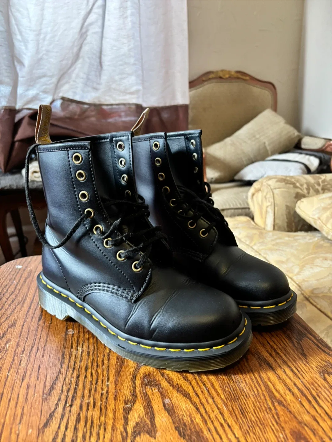 Dr. Martens boots women's image indicator(2)