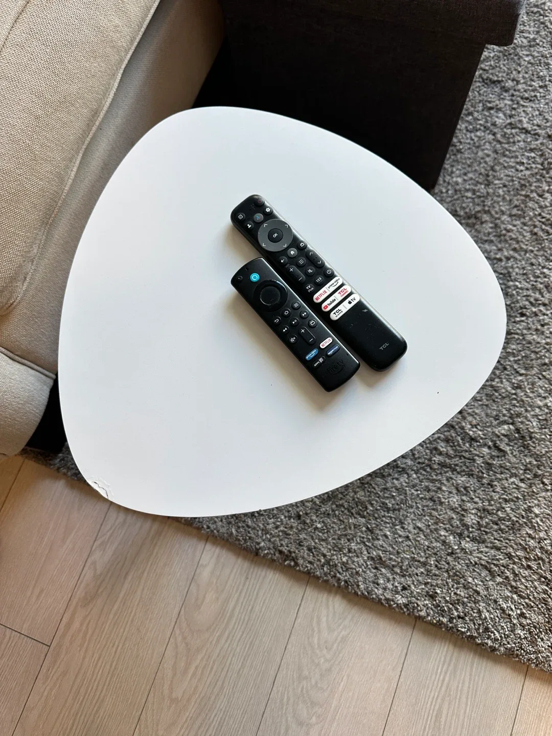 White side Table image indicator(2)