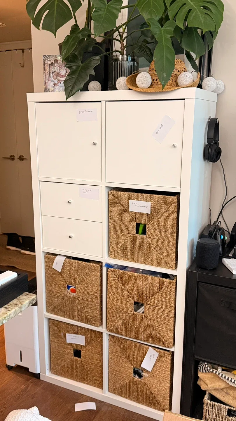 White cube shelf with 3 inserts (optional bins)