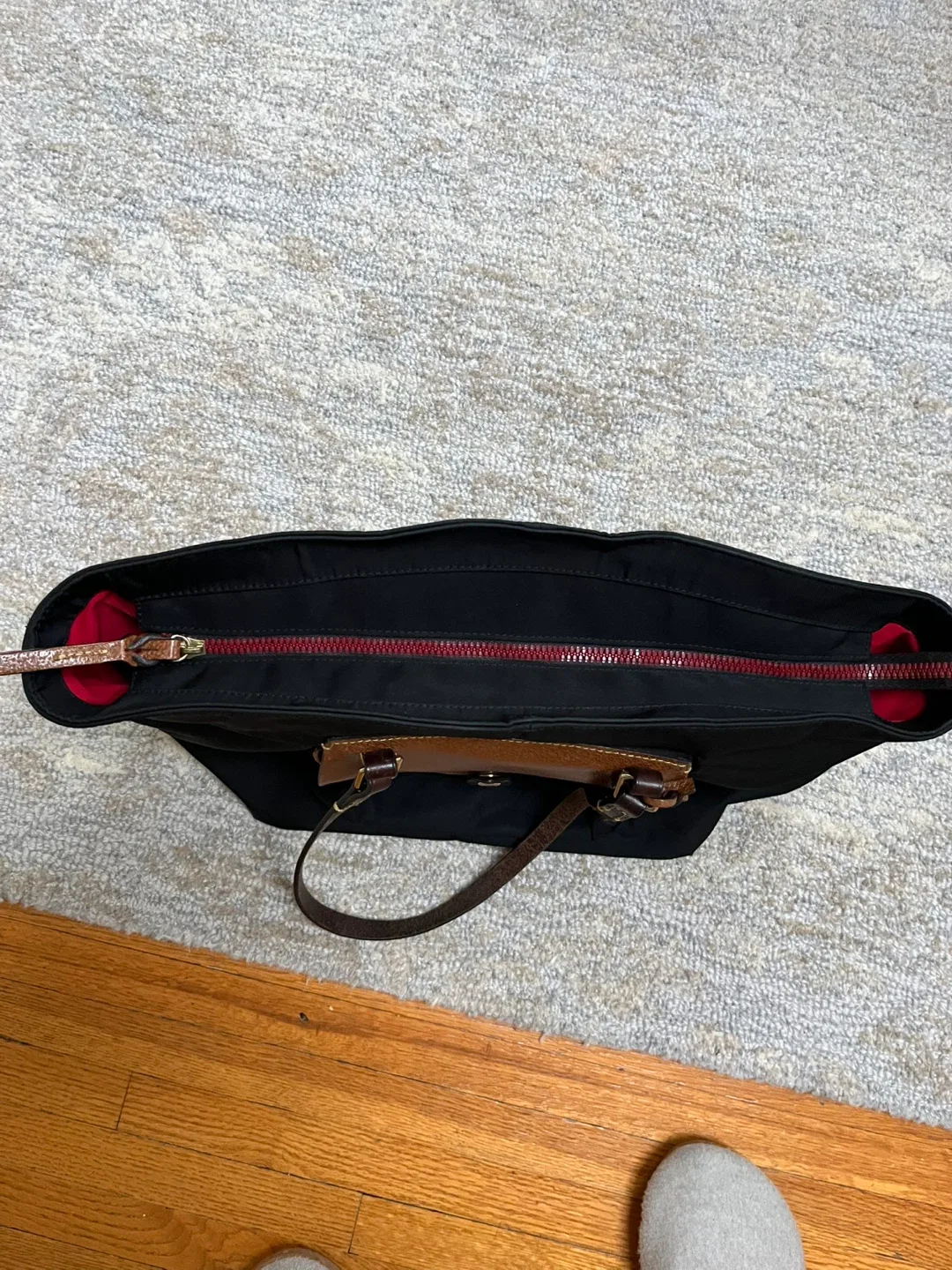 Dooney and Bourke  handbag image indicator(3)