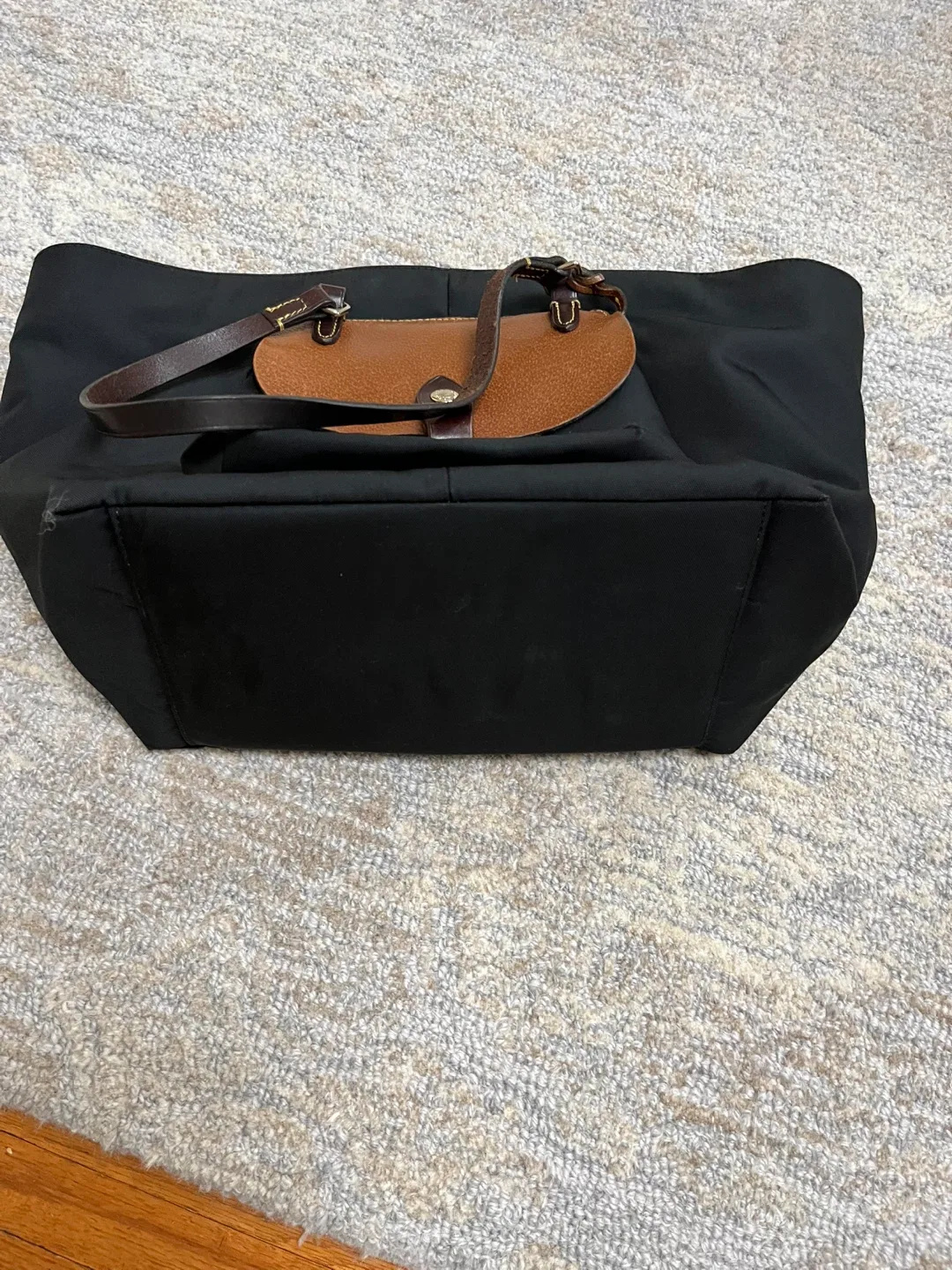 Dooney and Bourke  handbag image indicator(2)