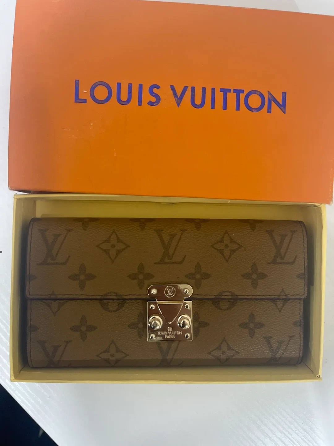 Louis Vuitton Lockme II Wallet image indicator(2)