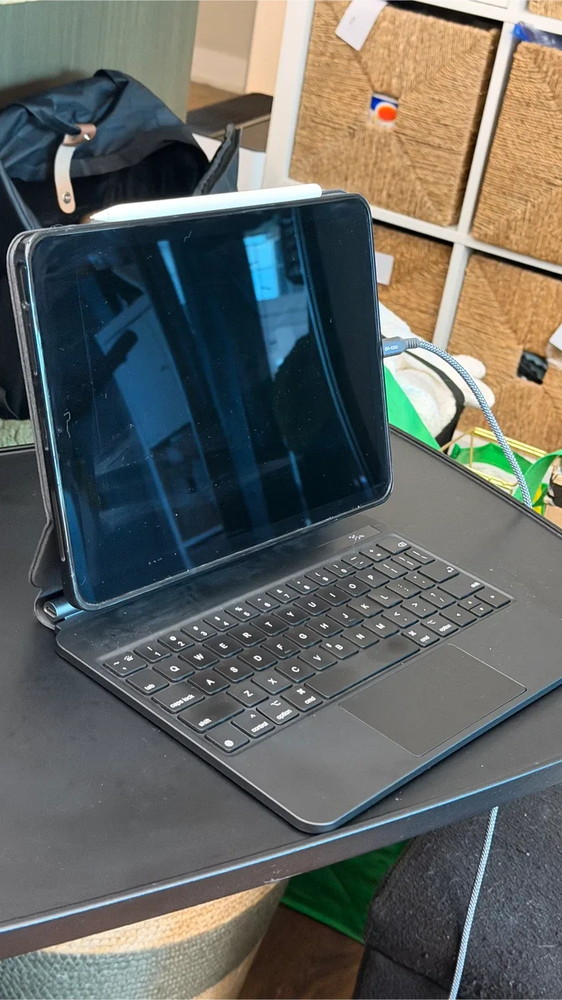 Ipad air 5, 2022, with keyboard case, pen extra