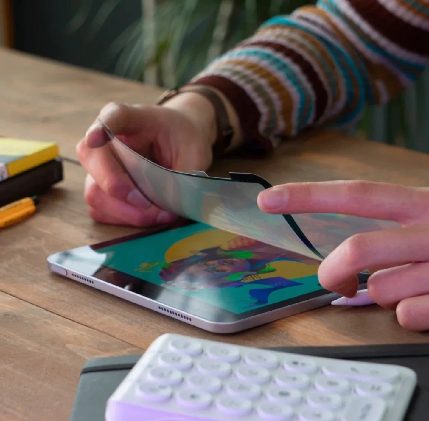 Ipad air 5, 2022, with keyboard case, pen extra image indicator(2)