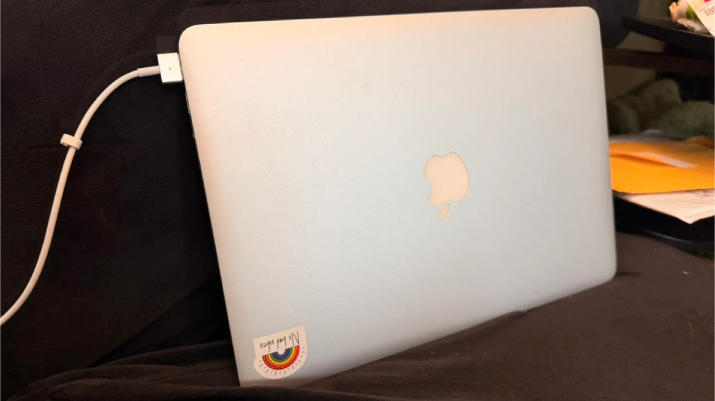 MacBook Air, 13”, 2017 image indicator(2)