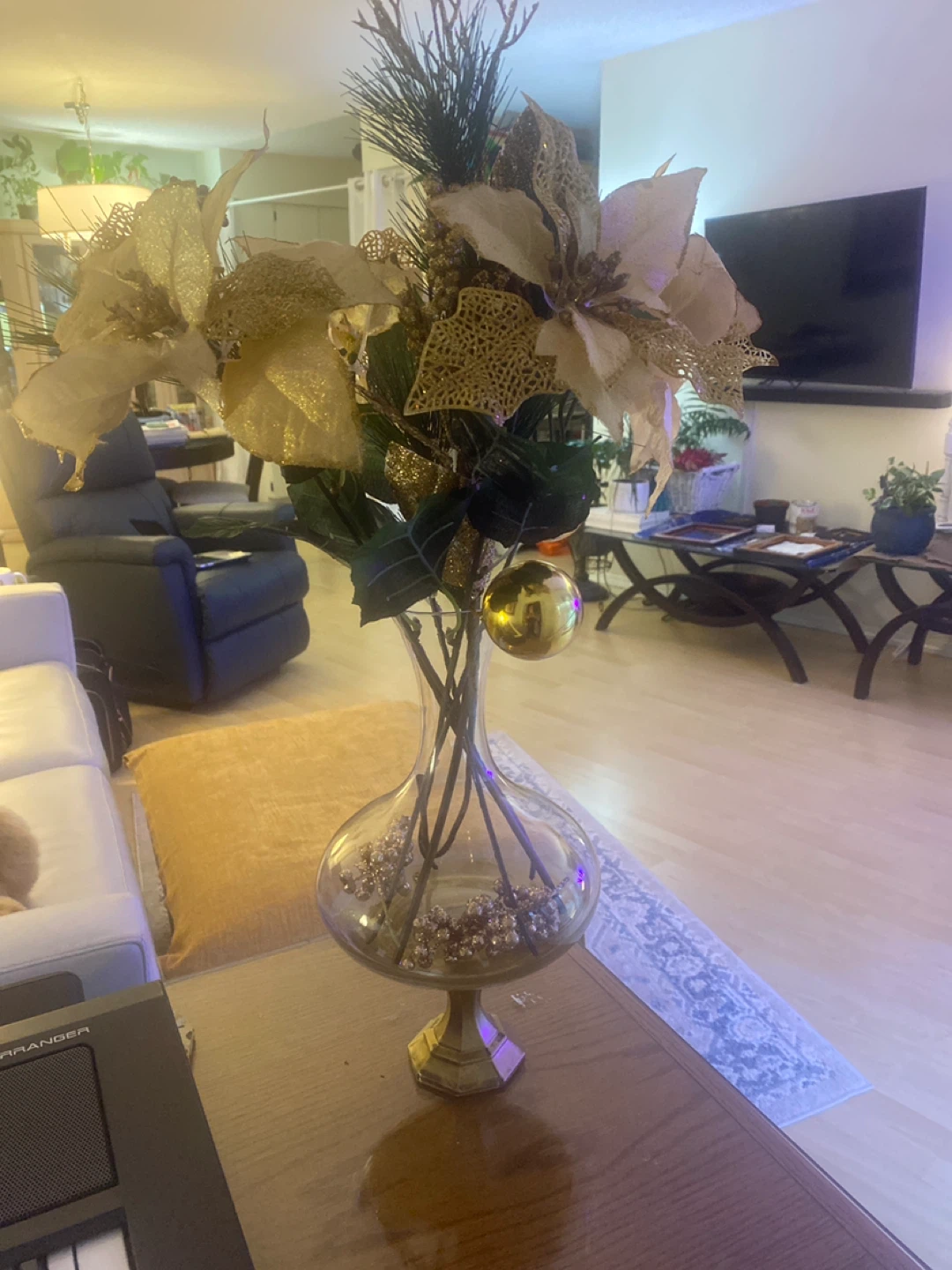 Flower arrangement with glass vase - photo 4