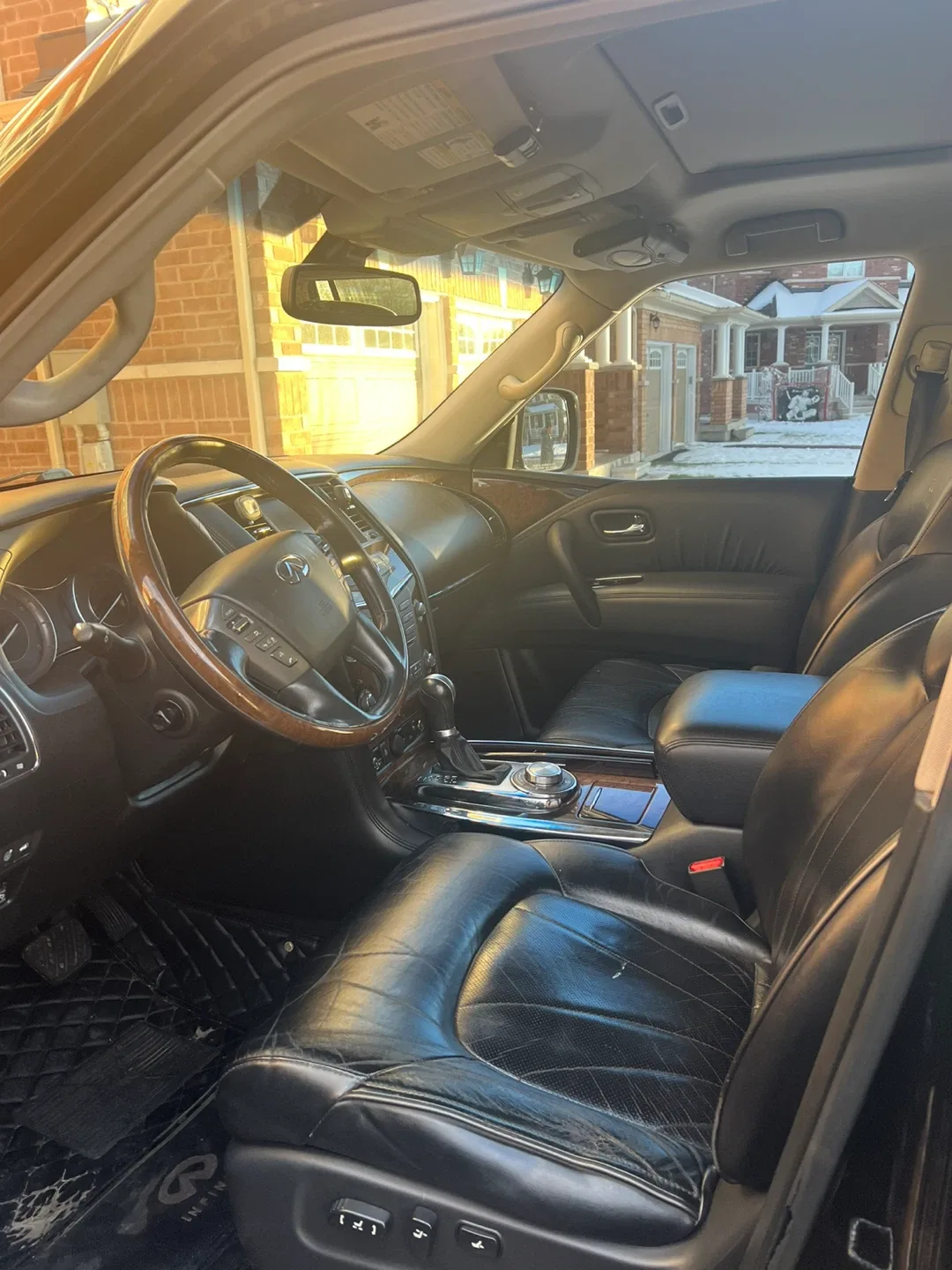 Black Infiniti QX56 SUV image indicator(3)