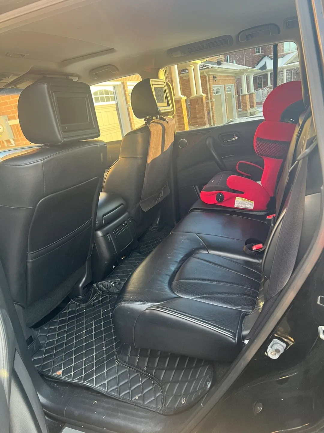 Black Infiniti QX56 SUV image indicator(4)