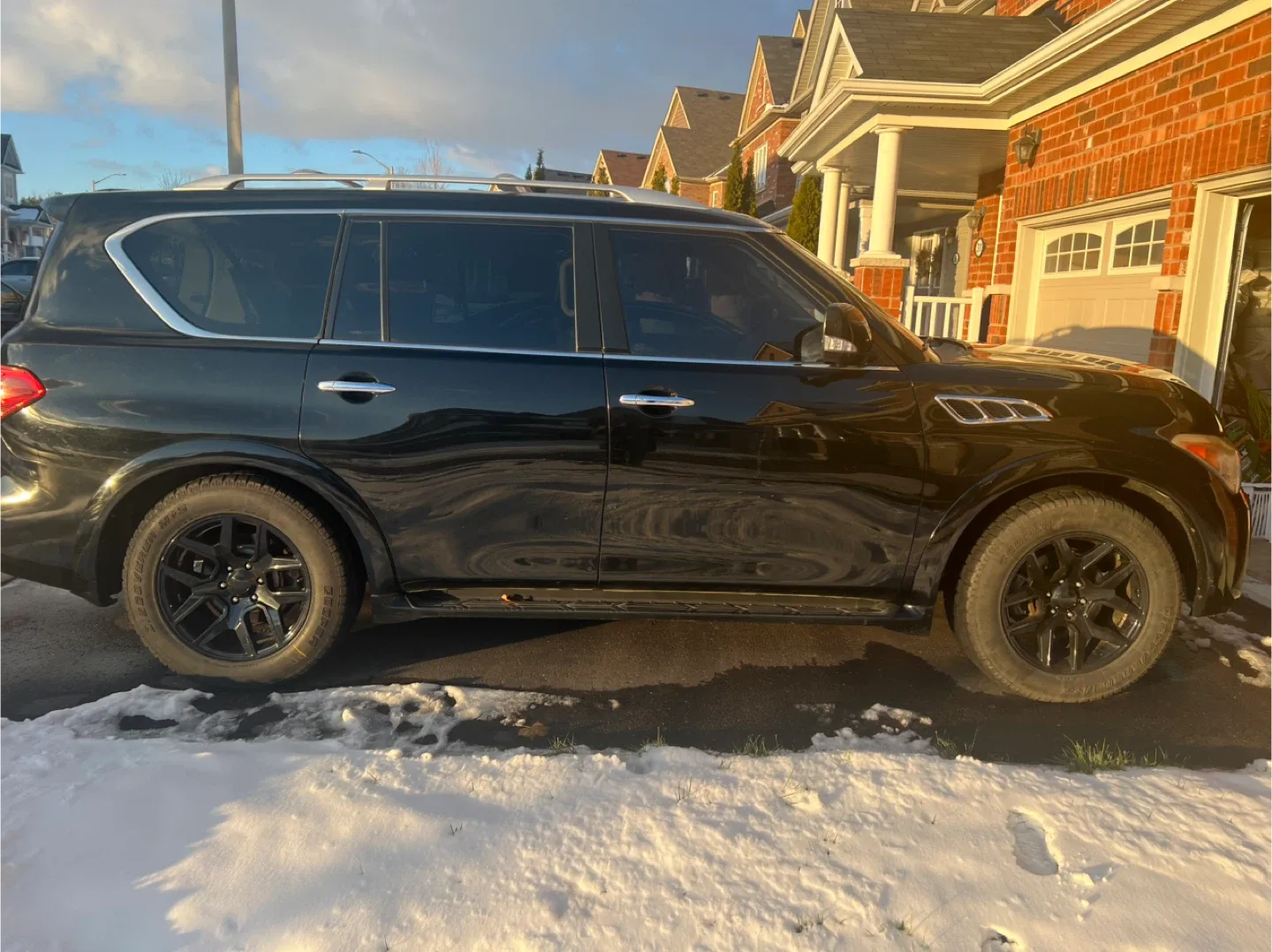 Black Infiniti QX56 SUV image indicator(2)