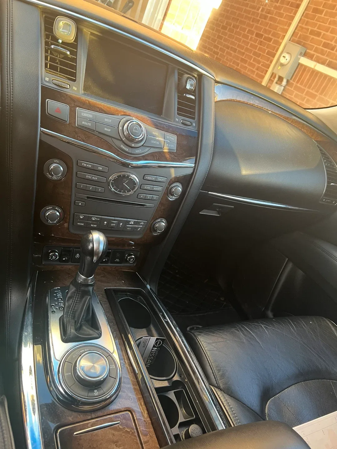 Black Infiniti QX56 SUV image indicator(5)