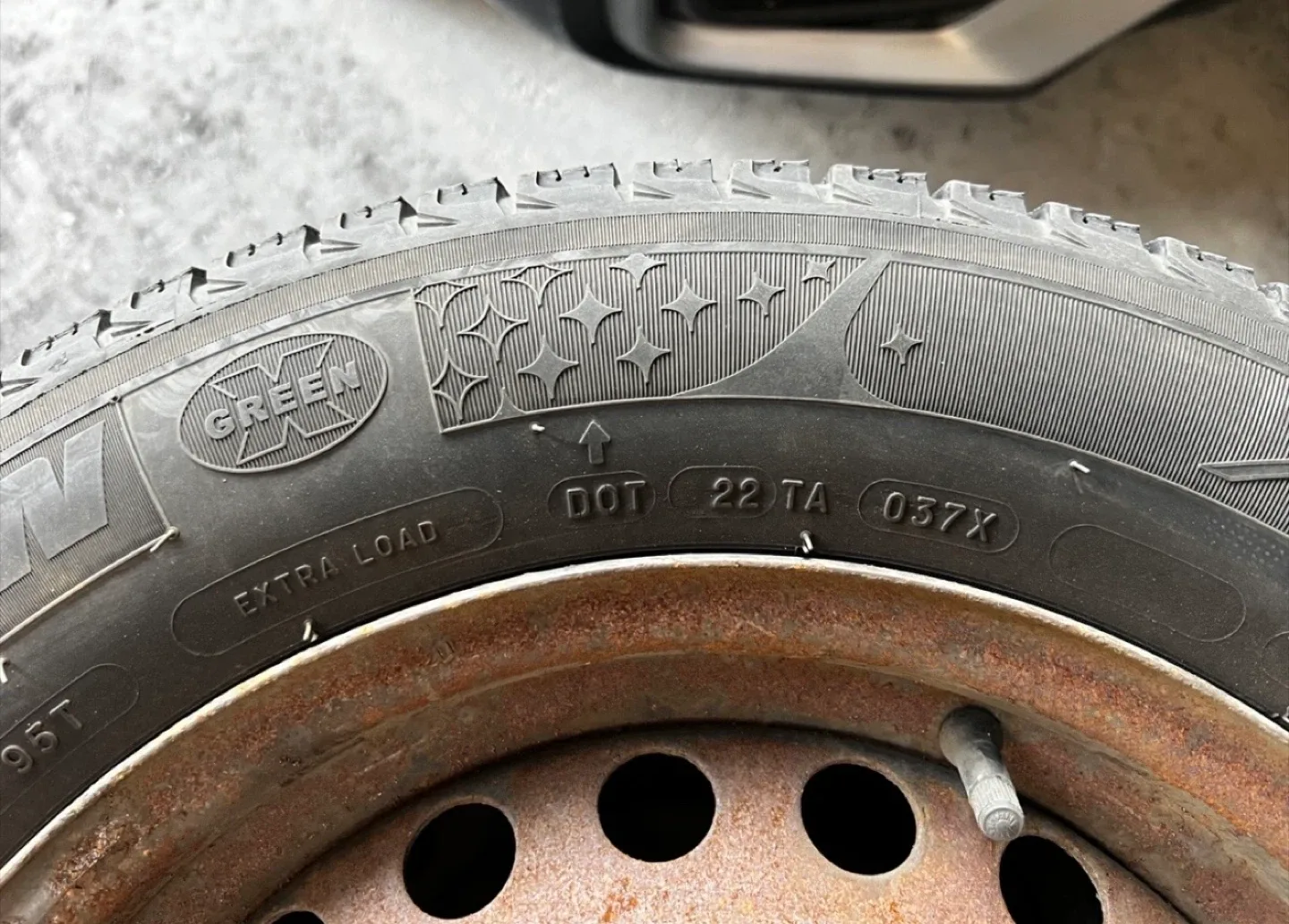 Michelin 195/65R15 Winter Tires - Set of 4 image indicator(4)