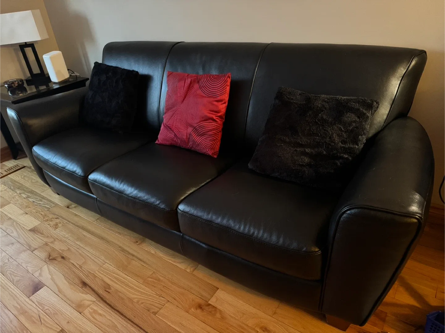 Black leather couch image indicator(2)