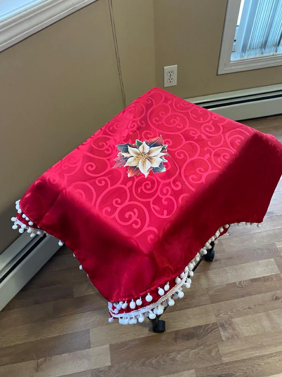 Red & Green Holiday Tablecloths - photo 2