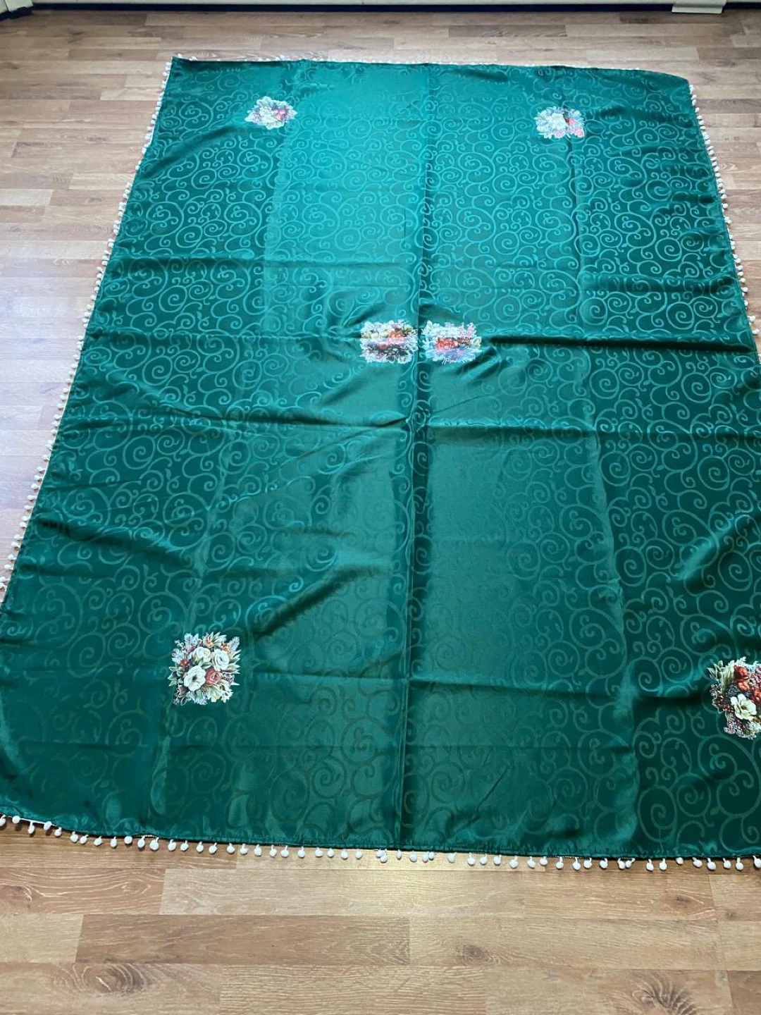 Red & Green Holiday Tablecloths - photo 3