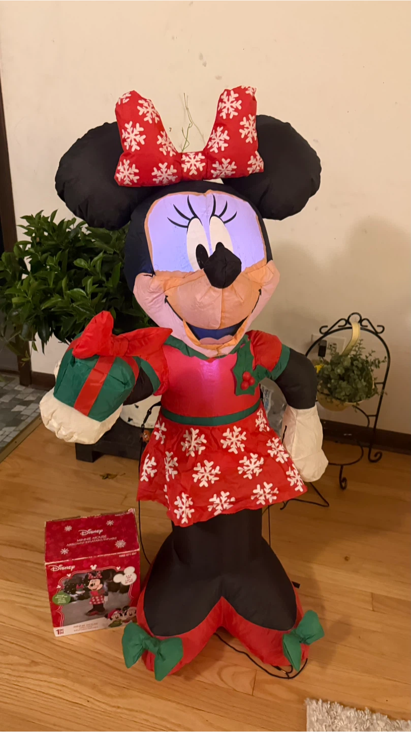 Disney 3.5 ft Minnie Mouse Christmas Inflatable light up - photo 4