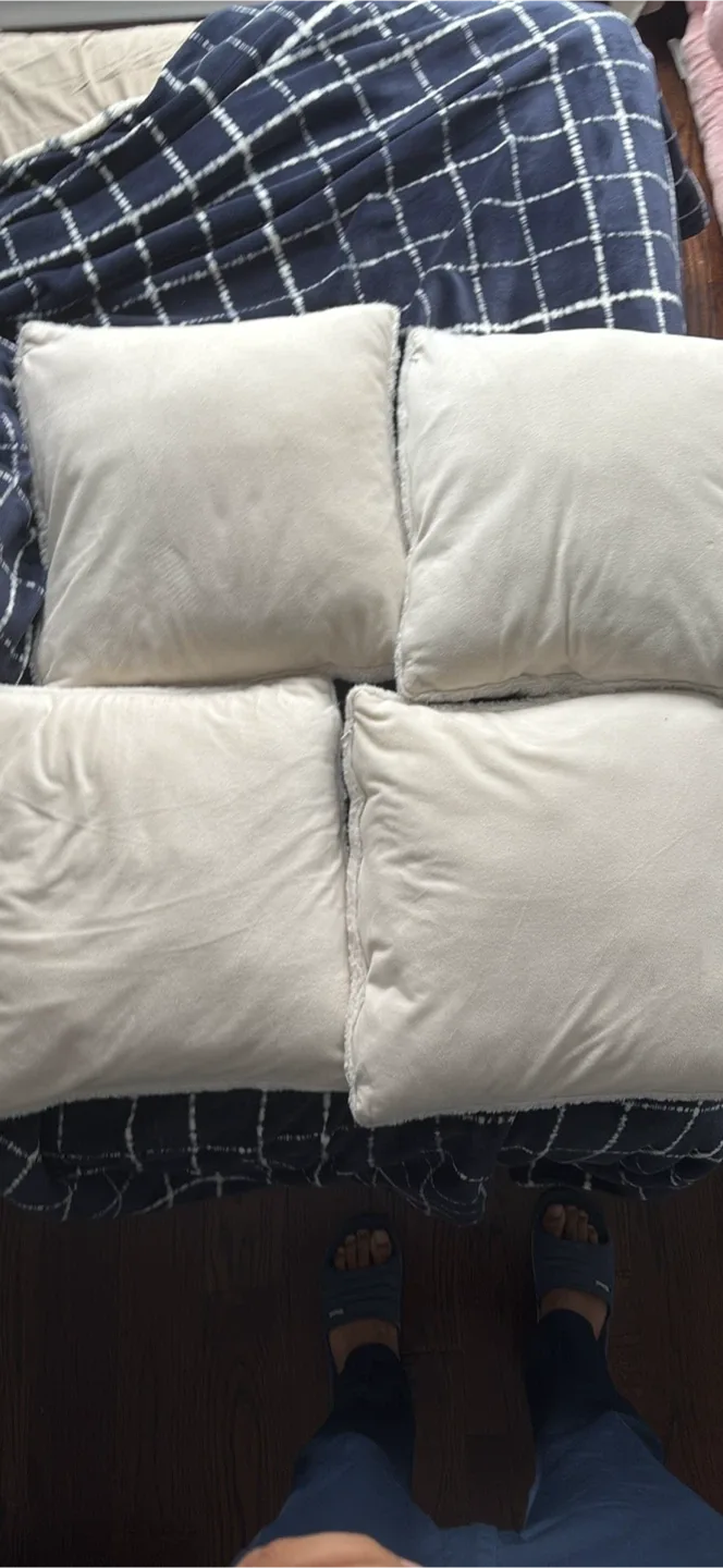 Set of 8 Beige Throw Pillows image indicator(2)