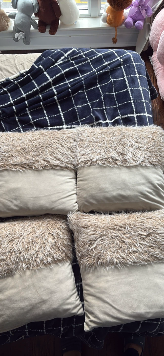 Set of 8 Beige Throw Pillows - photo 3