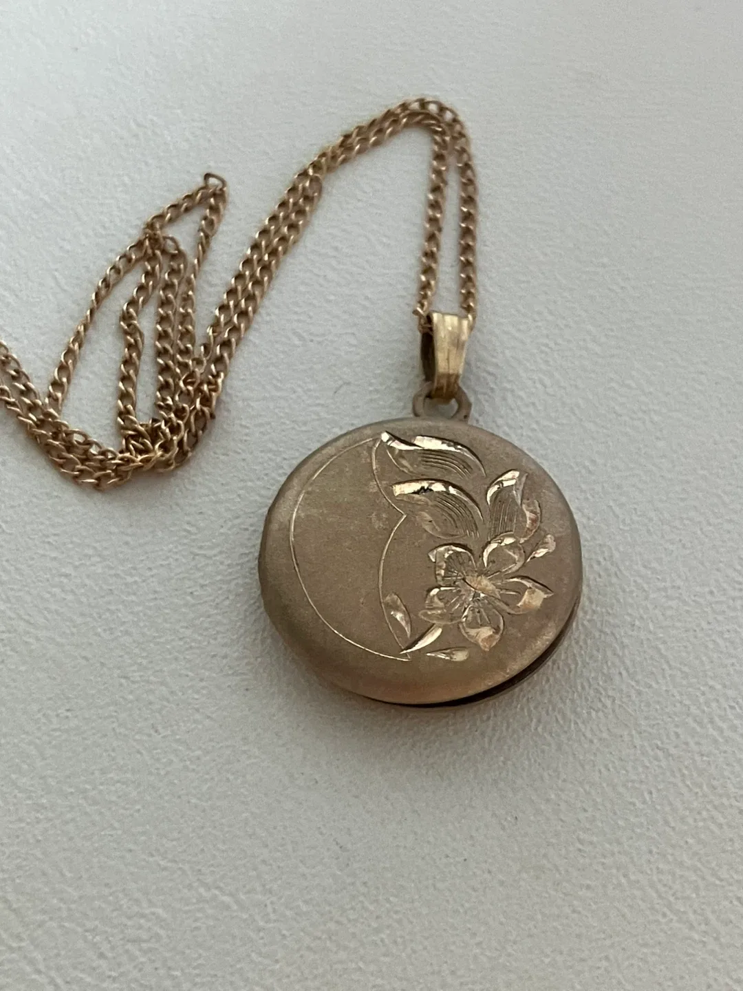 Vintage 1/20 - 12 k Gold Fill Floral Locket Necklace & 18" Chain image indicator(5)