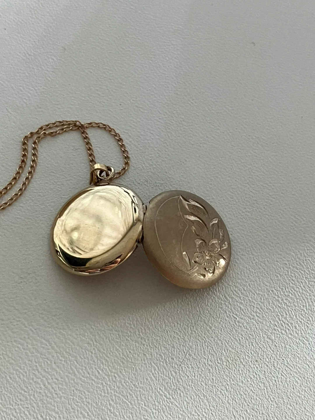 Vintage 1/20 - 12 k Gold Fill Floral Locket Necklace & 18" Chain image indicator(4)