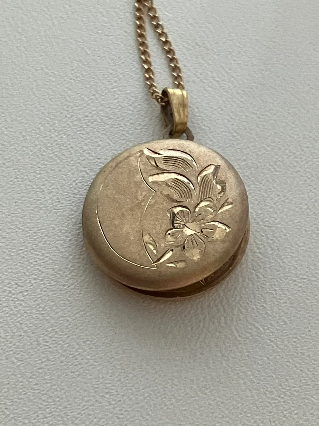 Vintage 1/20 - 12 k Gold Fill Floral Locket Necklace & 18" Chain image indicator(7)