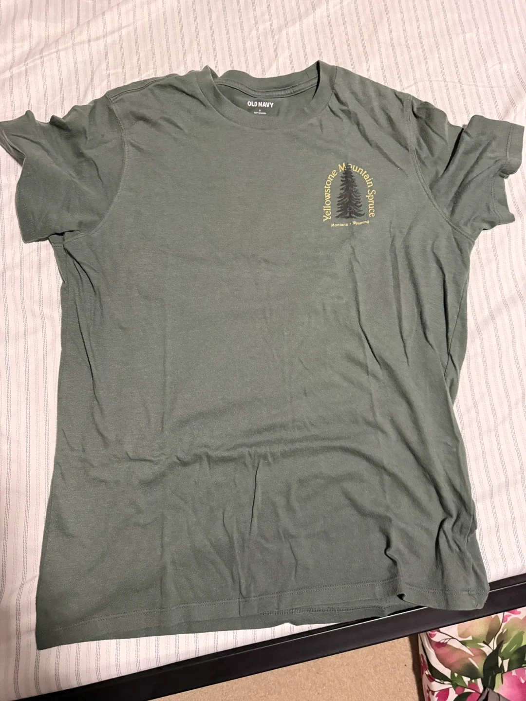 Old Navy Yellowstone Mountain Spruce Tee - Size S