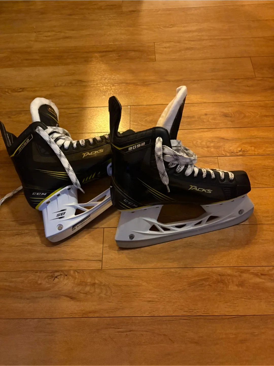 CCM Tacks 3052 Ice Hockey Skates - Size 8.5