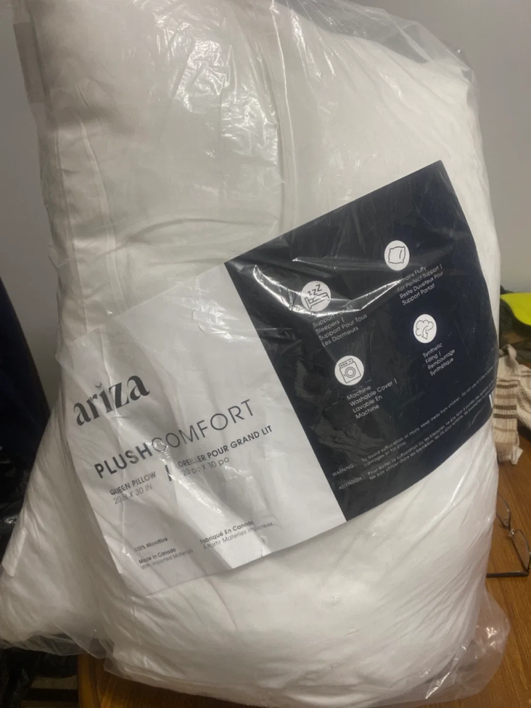 2 Ariza Plushcomfort Queen Pillows (20x30 in)