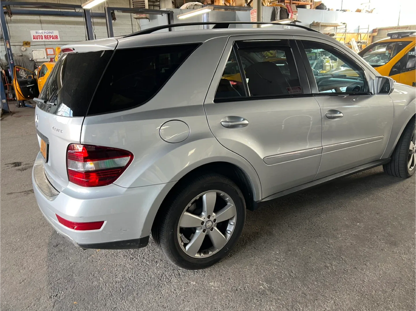 Mercedes-Benz ML350 SUV image indicator(5)