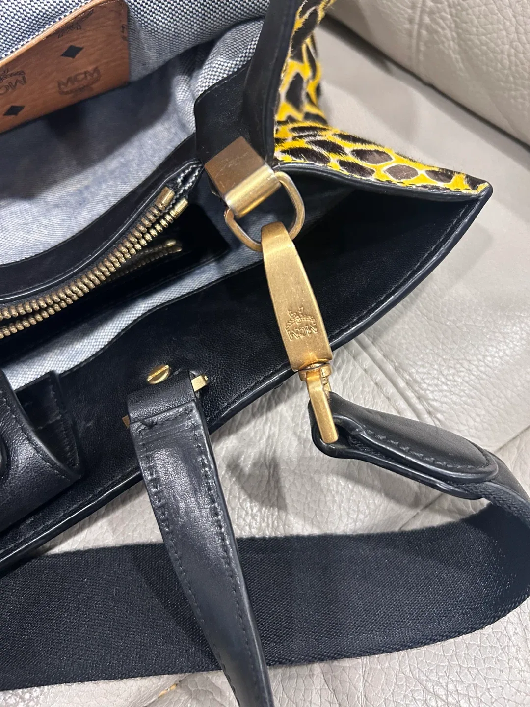 MCM Black Leather Tote Bag image indicator(8)