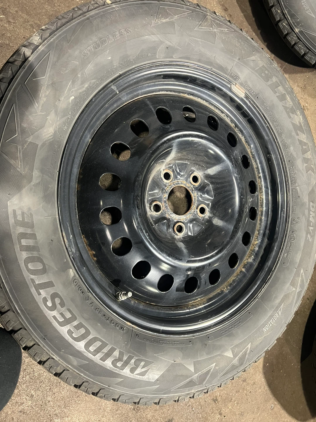 Rim that fits V2 235/65R18 Tires.  114.3 x5 fit toyota hylamder