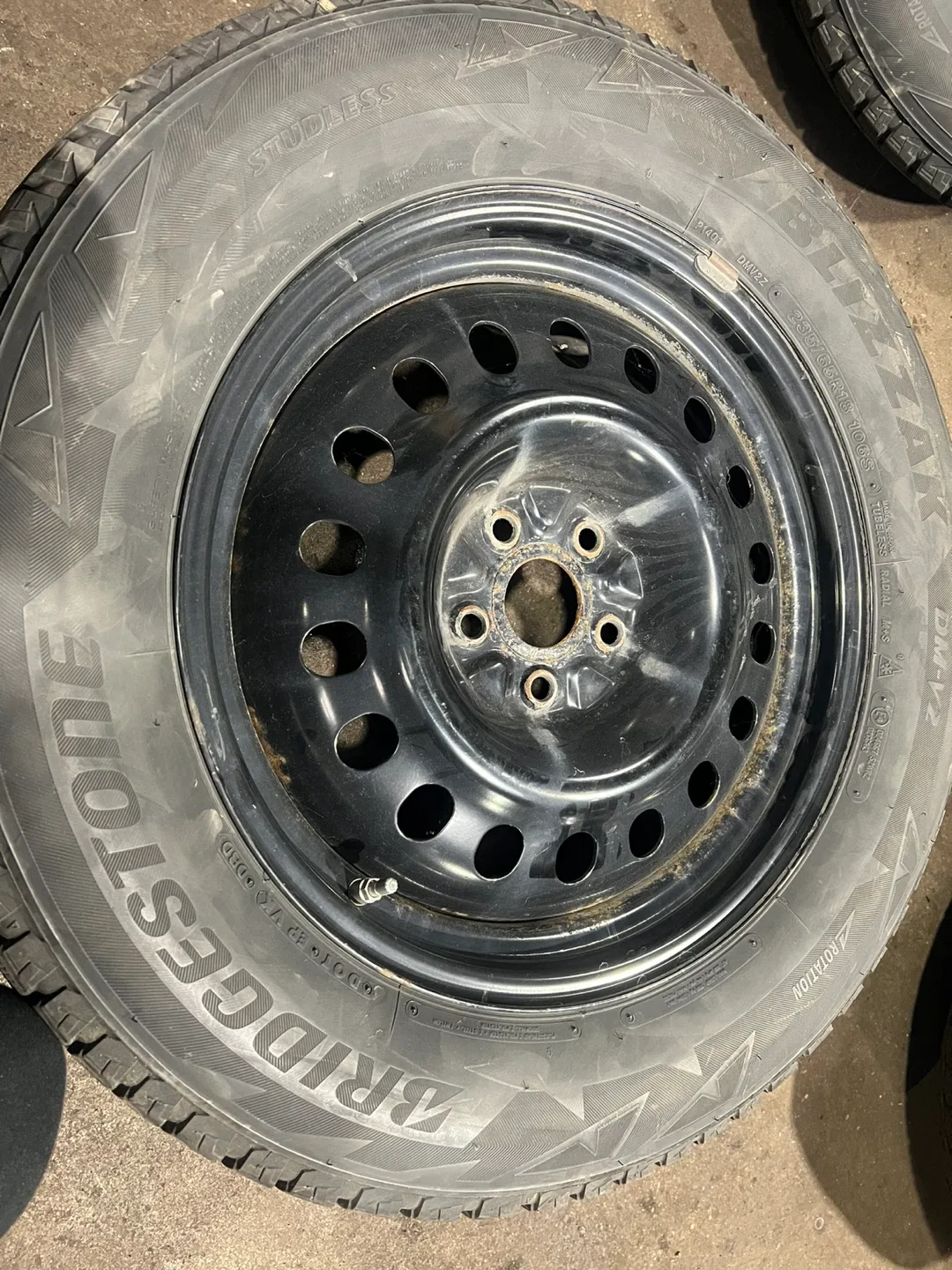 Rim that fits V2 235/65R18 Tires.  114.3 x5 fit toyota hylamder