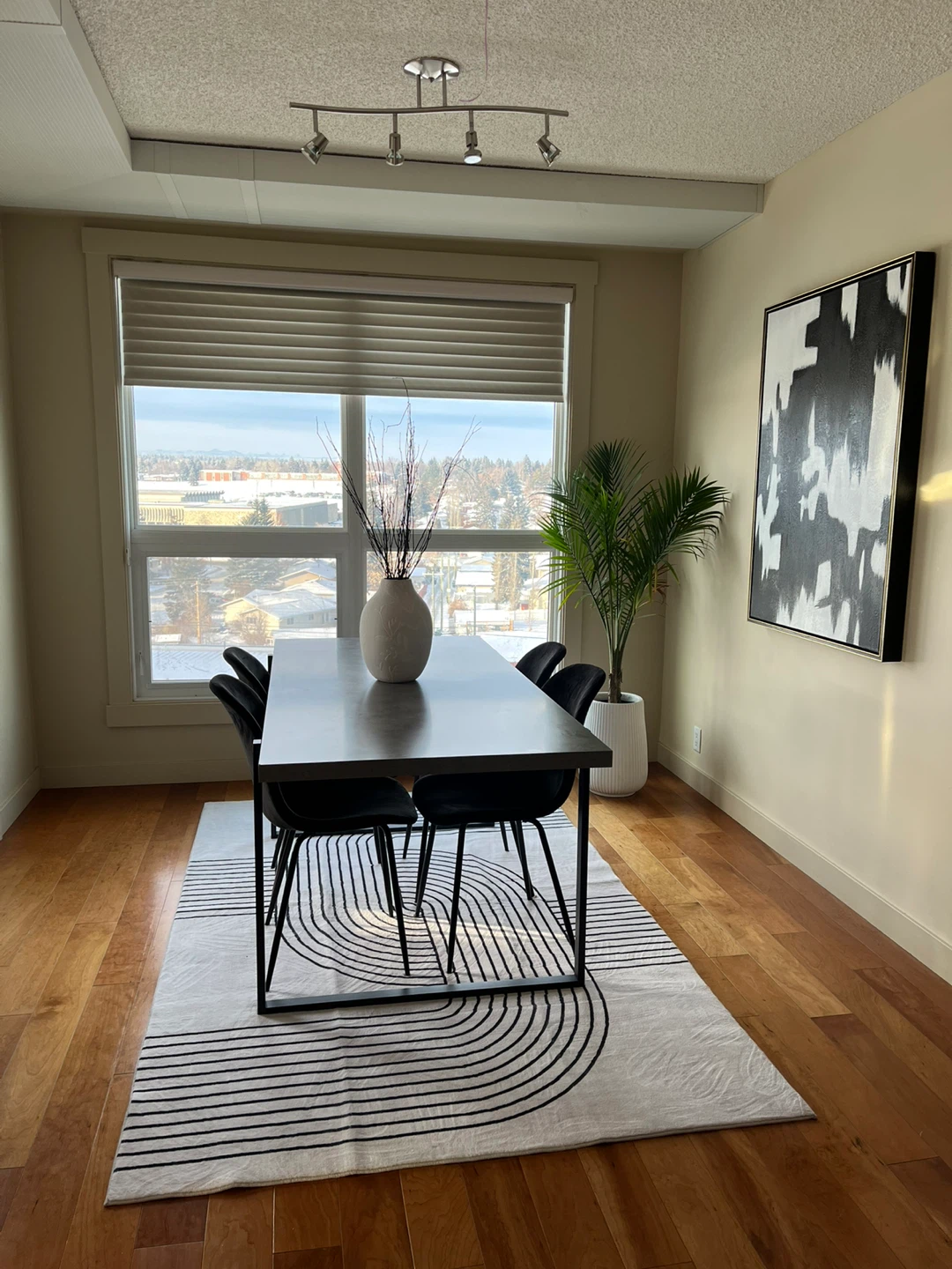 Dining Table with Chairs (need to go ASAP)