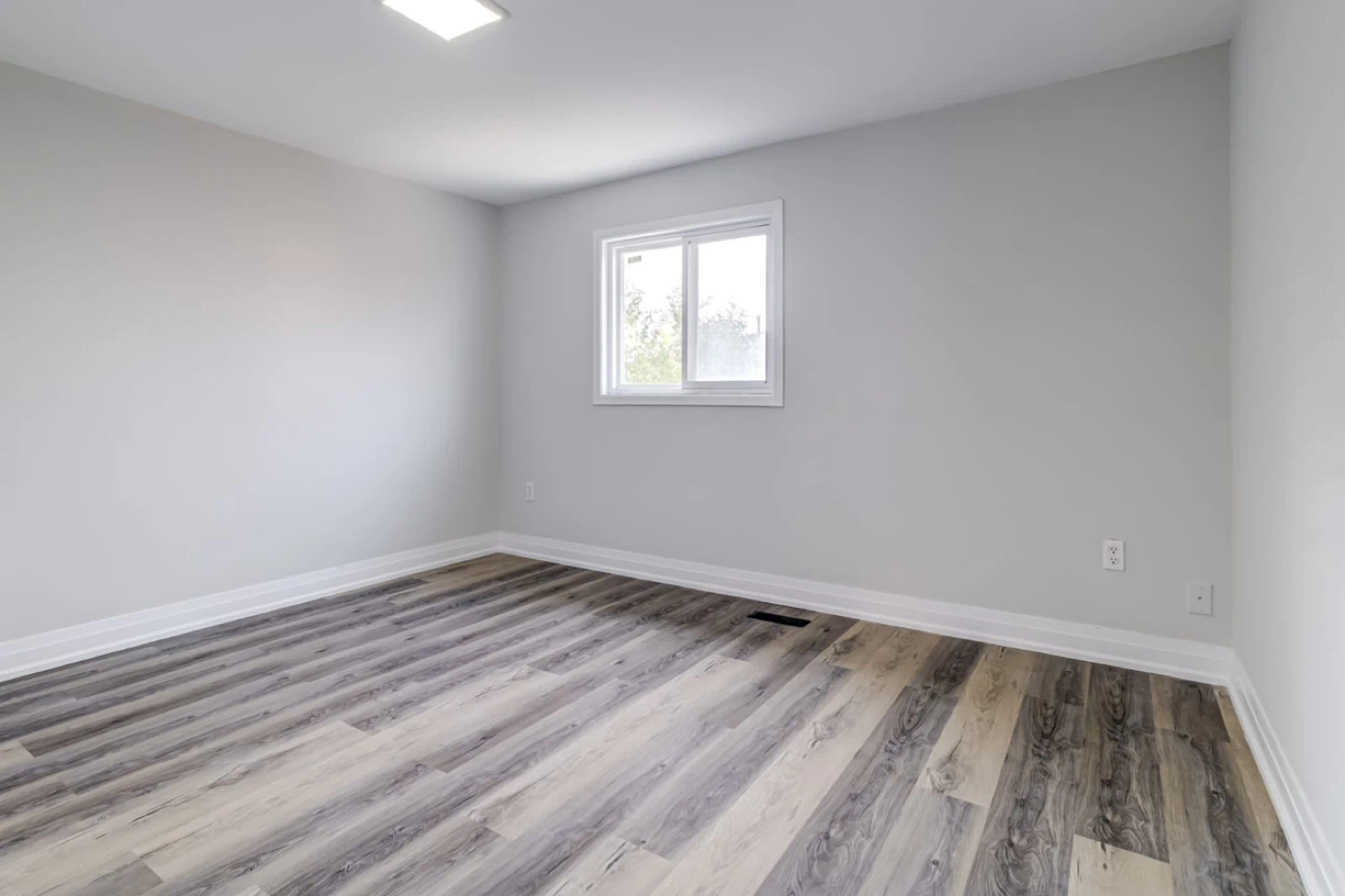 Freshly Renovated 4-Bedroom, 2-Bathroom Home Brampton - photo 3