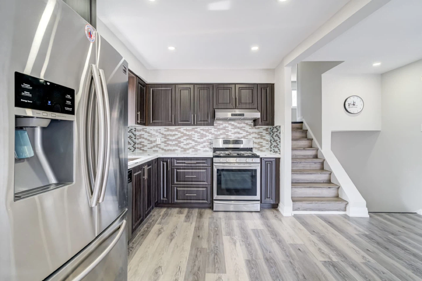 Freshly Renovated 4-Bedroom, 2-Bathroom Home Brampton - photo 4