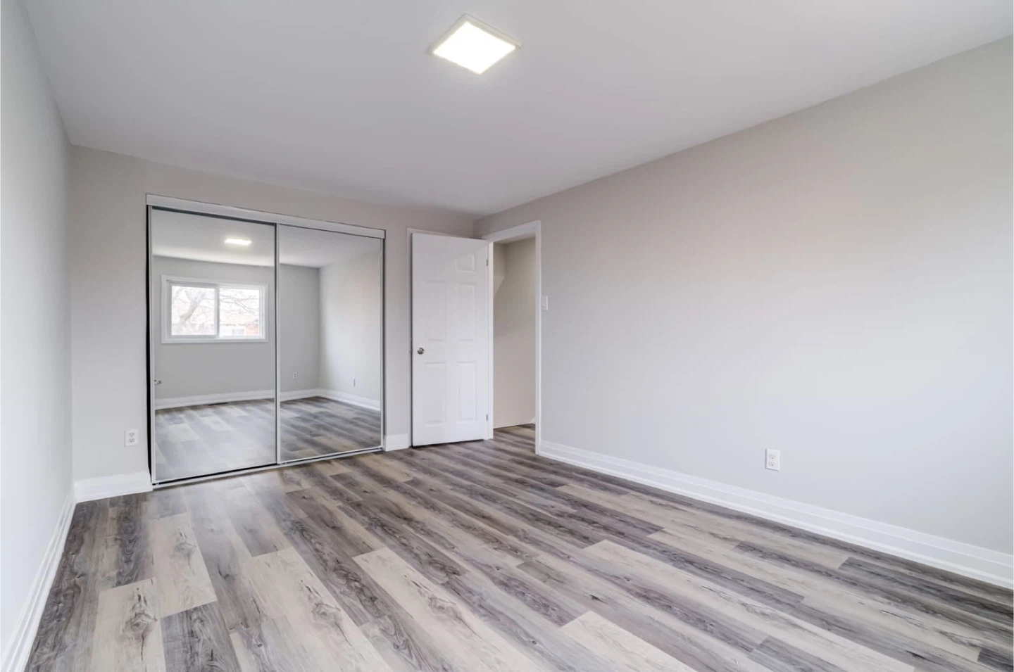 Freshly Renovated 4-Bedroom, 2-Bathroom Home Brampton - photo 2