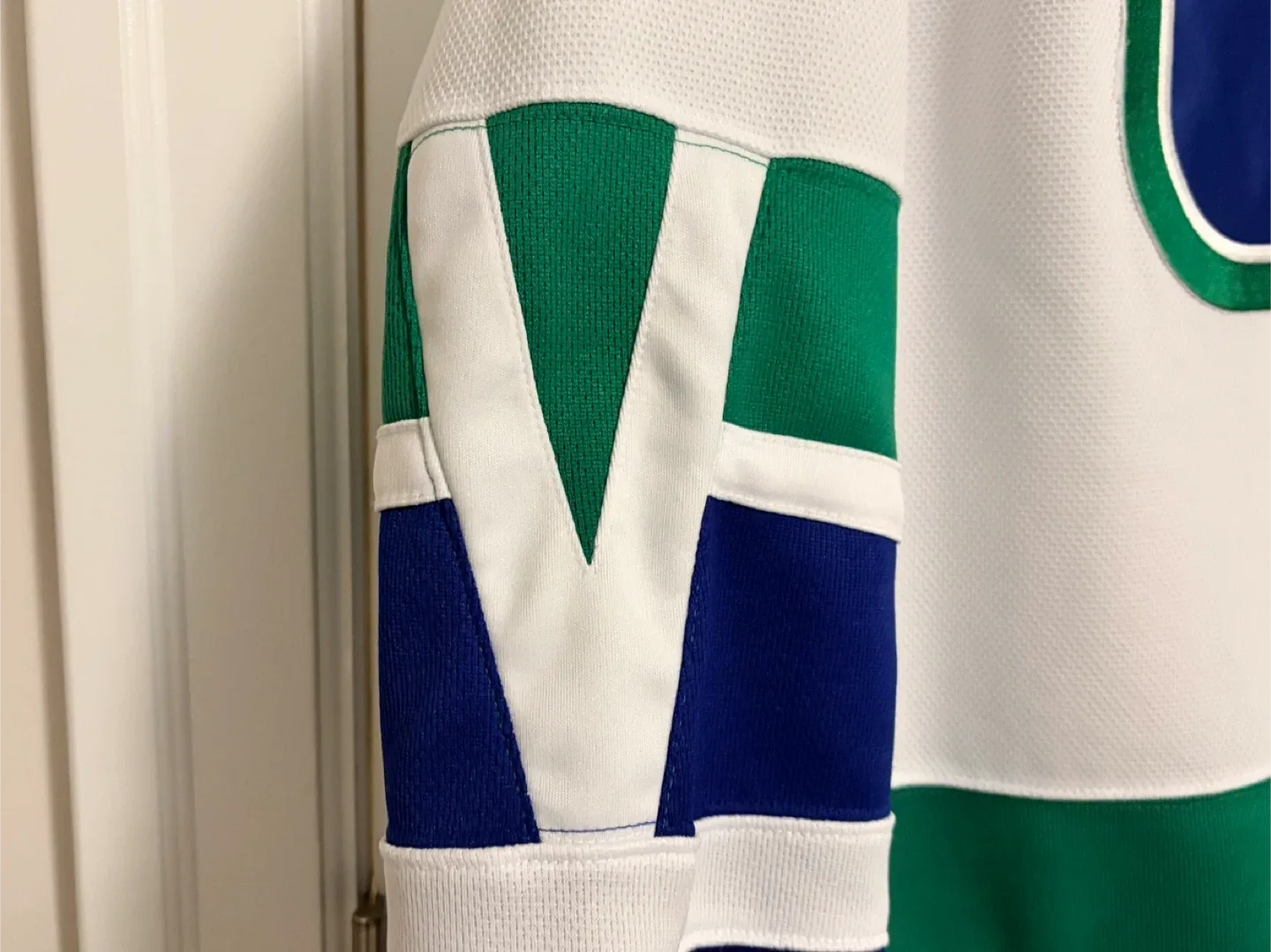 Authentic Reebok Vancouver Canucks 40th Anniversary Jersey XL image indicator(6)