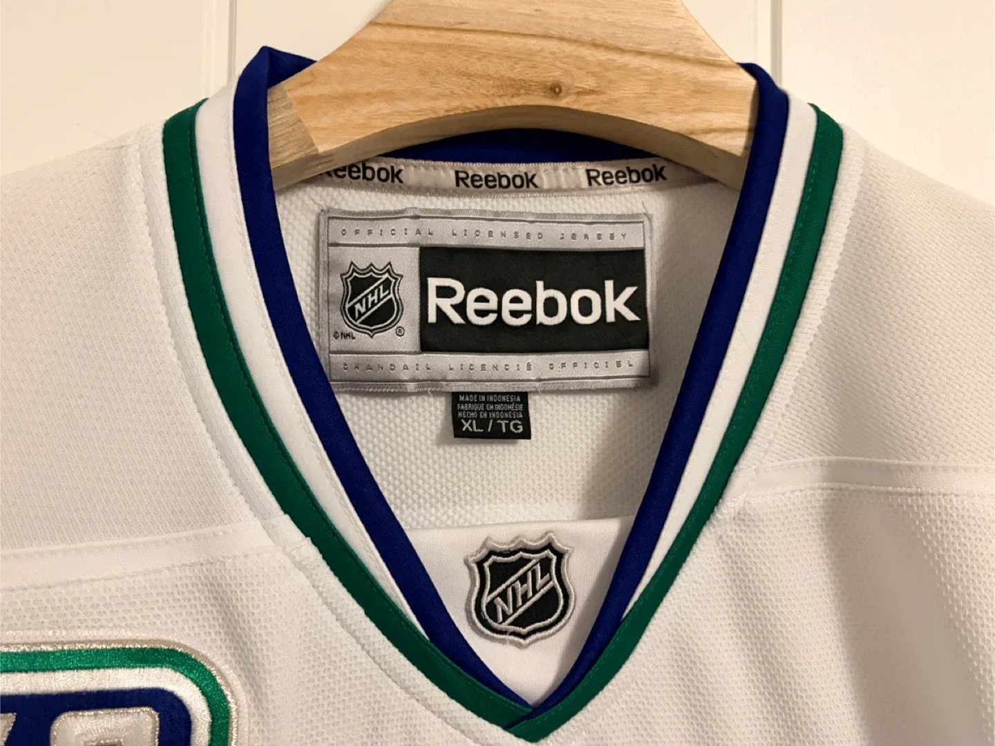 Authentic Reebok Vancouver Canucks 40th Anniversary Jersey XL image indicator(4)