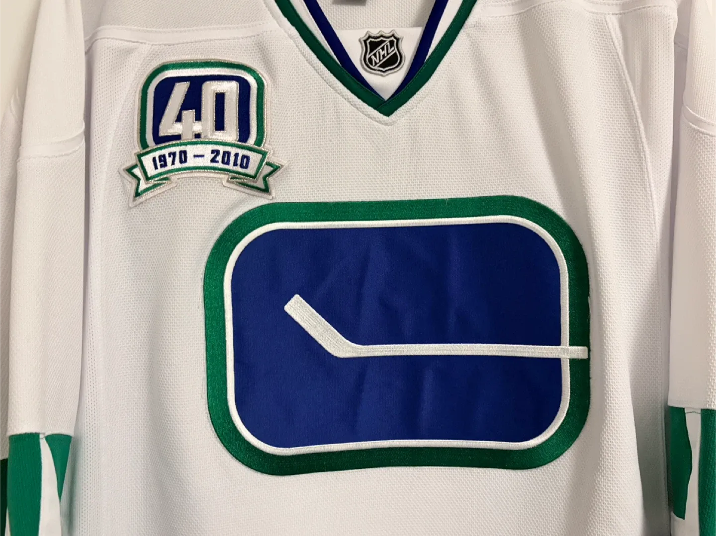 Authentic Reebok Vancouver Canucks 40th Anniversary Jersey XL image indicator(2)