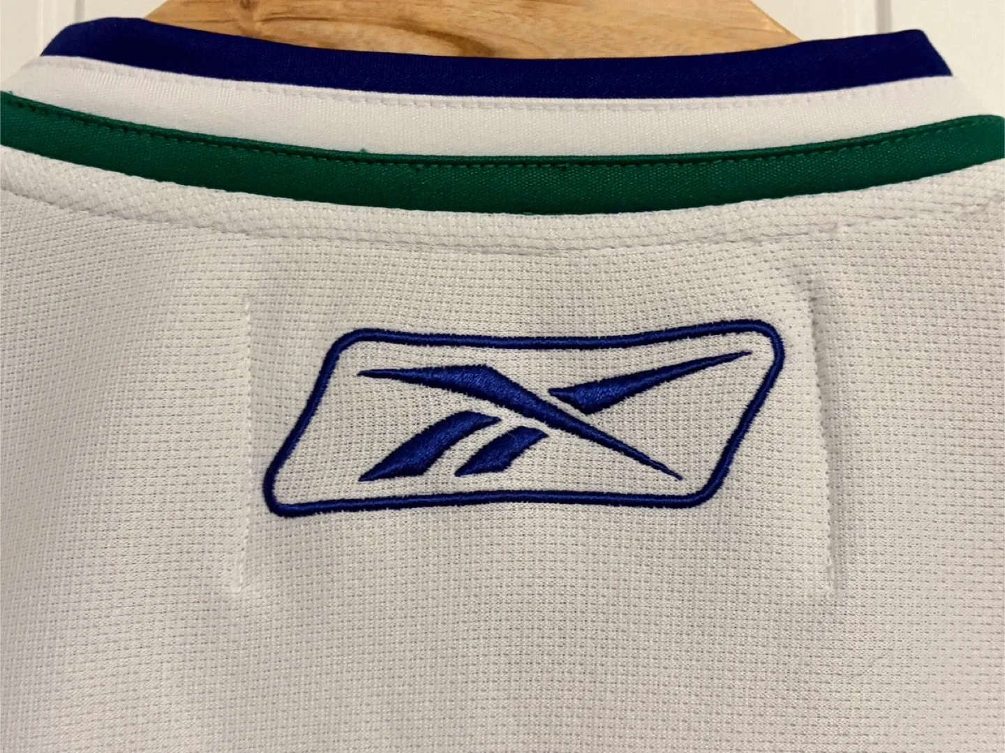 Authentic Reebok Vancouver Canucks 40th Anniversary Jersey XL image indicator(8)