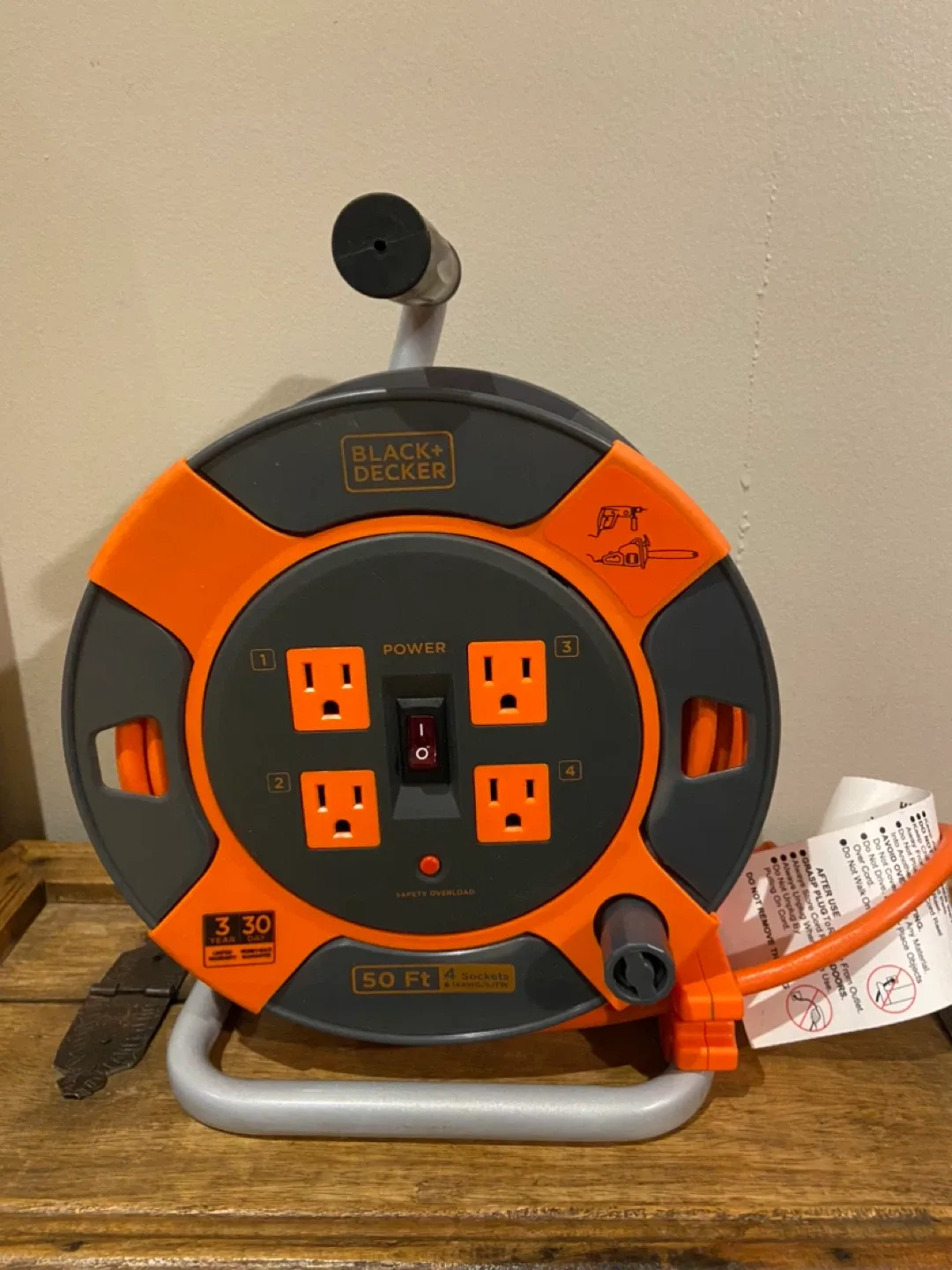 BLACK+DECKER Retractable Extension Cord Reel 50 Ft. 4 Outlets image indicator(5)