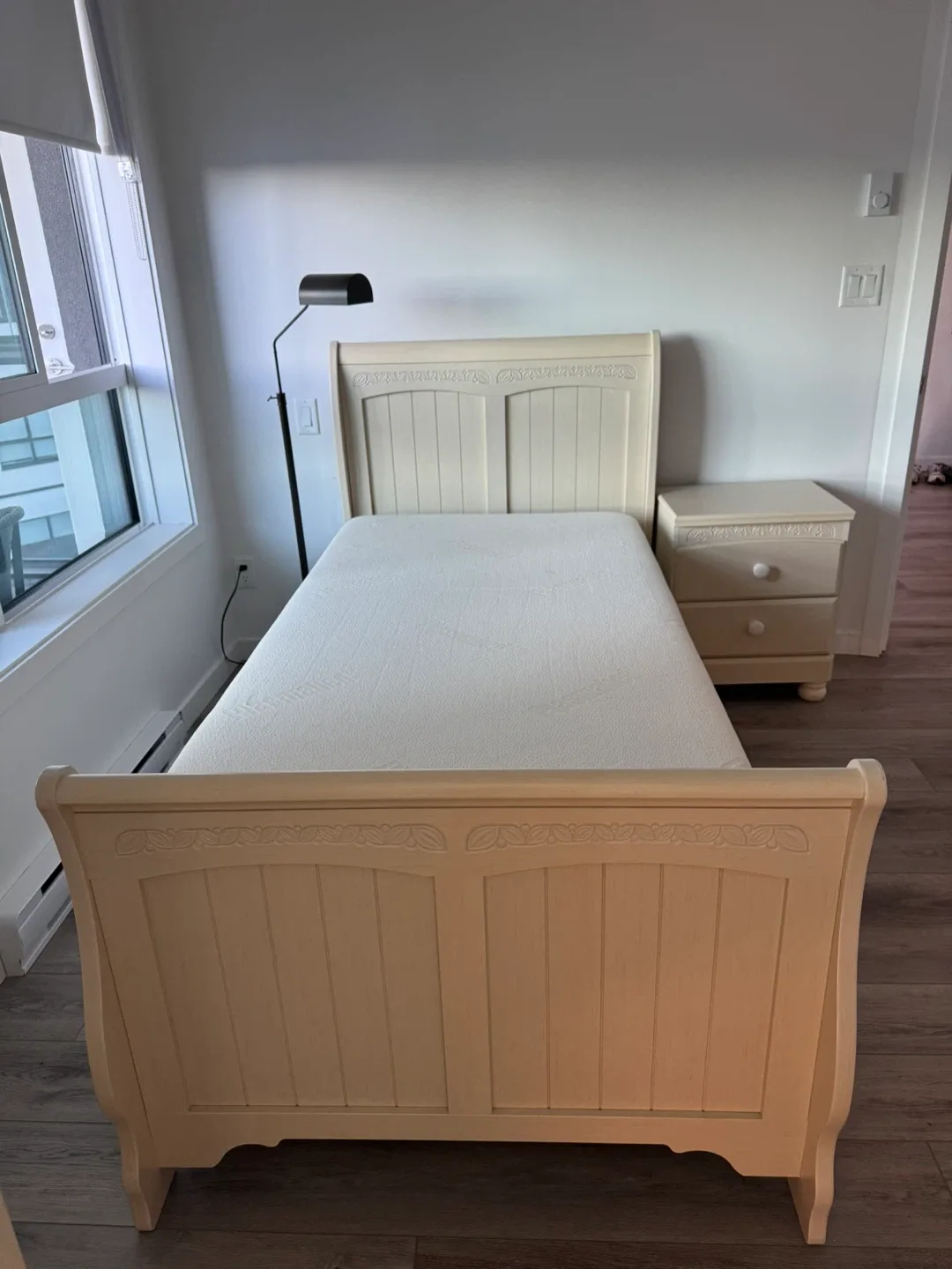 Moving Sale!!!! Sleigh Bed Set, Patio  Sofa, Coffee Table image indicator(7)