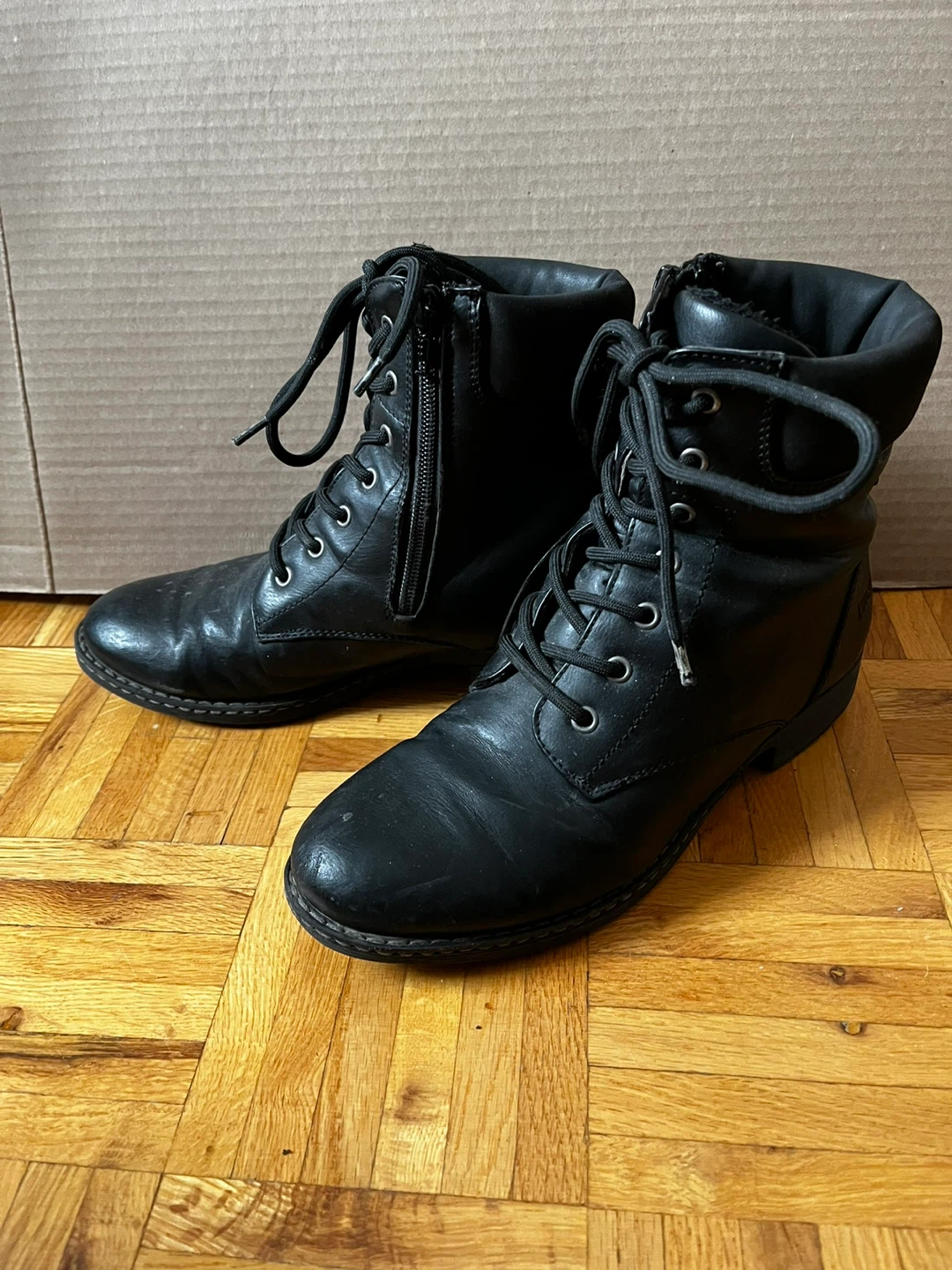 Cougar Women’s Leather Zippered Ankle Boots (7)