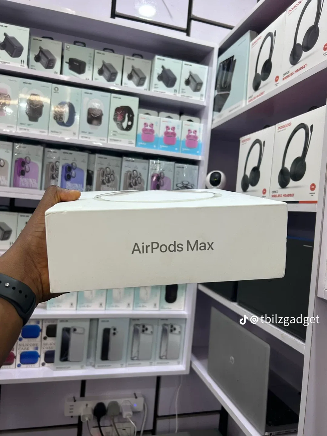 AirPods Max with Smart Case image indicator(2)